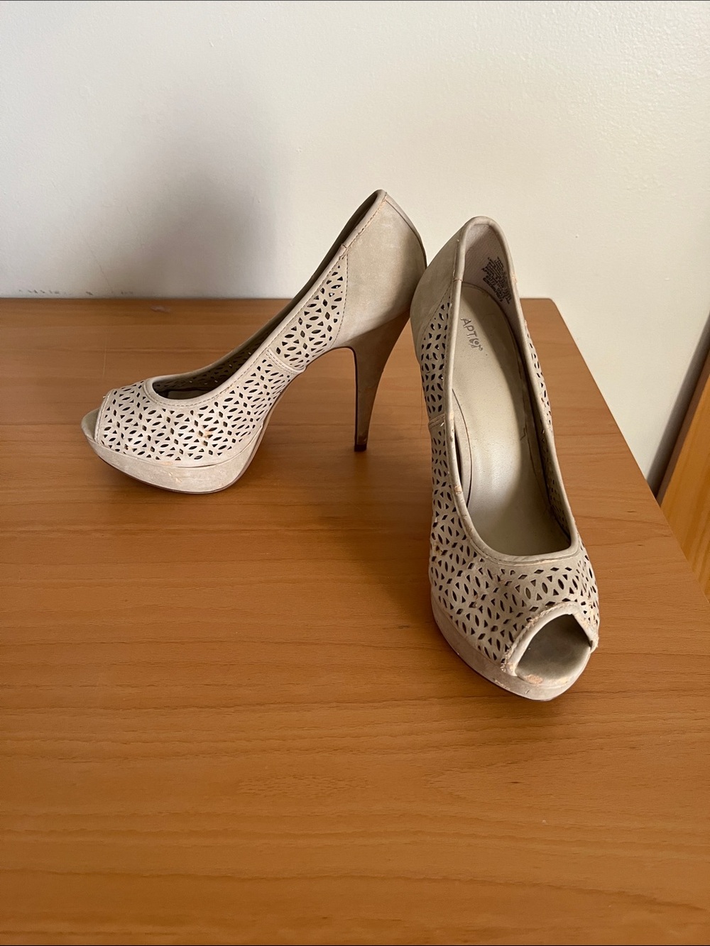 Cutout peep-toe nude pumps